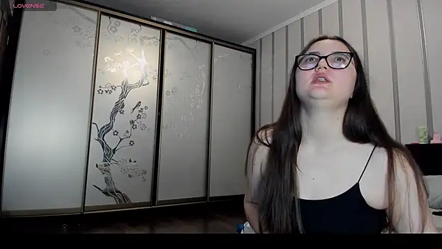 Snapshot of MiraLuccian chatting on March 17, 2025, 5:49 pm MiraLuccian online show from March 17, 2025, 5:49 pm