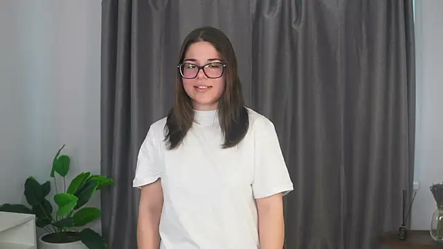 Snapshot of FloraBanford chatting on March 17, 2025, 7:57 am FloraBanford online show from March 17, 2025, 7:57 am