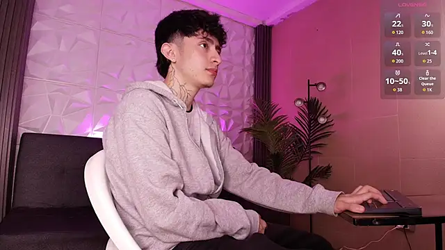 Snapshot of troy_rouge chatting on November 28, 2025, 7:14 pm troy rouge online show from November 28, 2025, 7:14 pm