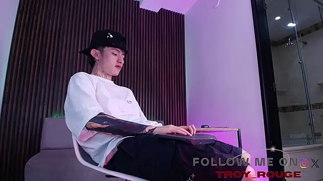 Snapshot of troy_rouge chatting on November 5, 2025, 7:17 pm troy rouge online show from November 5, 2025, 7:17 pm