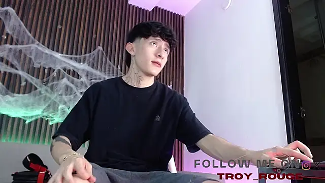 Snapshot of troy_rouge chatting on October 25, 2025, 7:14 pm troy rouge online show from October 25, 2025, 7:14 pm