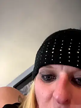 Snapshot of KITTYBOOBOOFUXX chatting on March 17, 2026, 7:22 am KITTYBOOBOOFUXX online show from March 17, 2026, 7:22 am