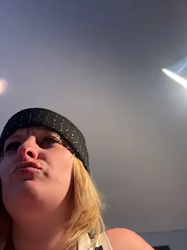 Snapshot of KITTYBOOBOOFUXX chatting on April 8, 2026, 4:36 am KITTYBOOBOOFUXX online show from April 8, 2026, 4:36 am