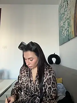 Snapshot of AleksandraRich chatting on December 2, 2025, 1:06 am AleksandraRich online show from December 2, 2025, 1:06 am