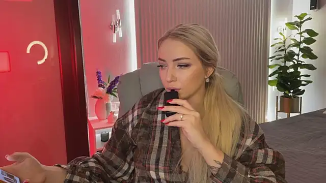 Snapshot of OhMyEmma chatting on November 11, 2025, 1:22 am OhMyEmma online show from November 11, 2025, 1:22 am