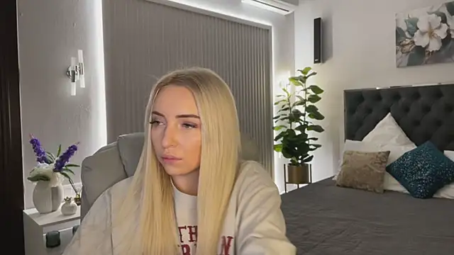 Snapshot of OhMyEmma chatting on December 4, 2025, 1:15 am OhMyEmma online show from December 4, 2025, 1:15 am