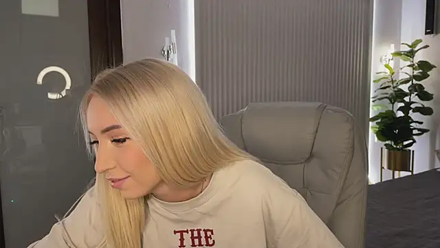 Snapshot of OhMyEmma chatting on February 9, 2026, 1:14 am OhMyEmma online show from February 9, 2026, 1:14 am