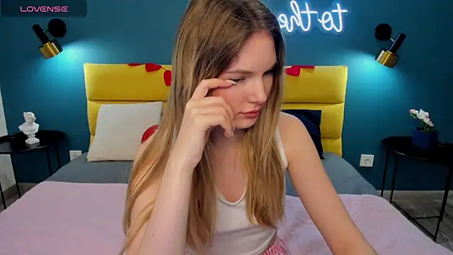 EvelineAmore online show from February 4, 2026, 8:42 am