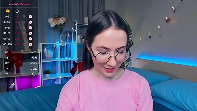 Kira mindnes online show from March 20, 2025, 7:57 pm