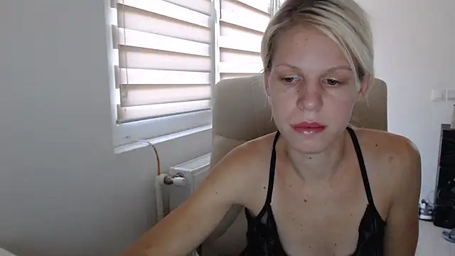 Snapshot of ElssaRush chatting on September 22, 2025, 5:24 am ElssaRush online show from September 22, 2025, 5:24 am