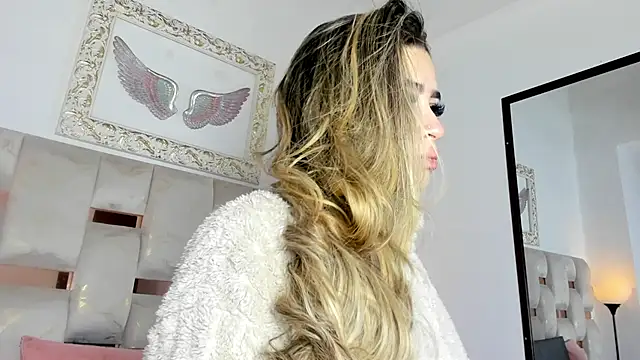 Snapshot of Lola_Blondie chatting on November 24, 2025, 12:27 pm Lola Blondie online show from November 24, 2025, 12:27 pm