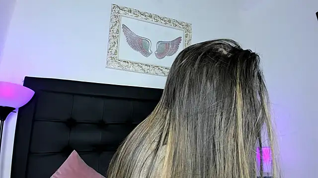 Snapshot of Lola_Blondie chatting on October 6, 2025, 12:17 pm Lola Blondie online show from October 6, 2025, 12:17 pm