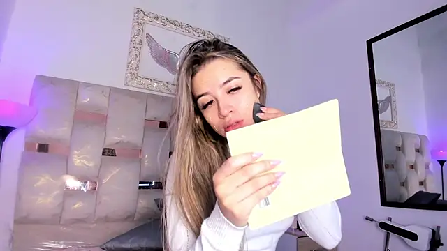 Snapshot of Lola_Blondie chatting on December 5, 2025, 12:26 pm Lola Blondie online show from December 5, 2025, 12:26 pm