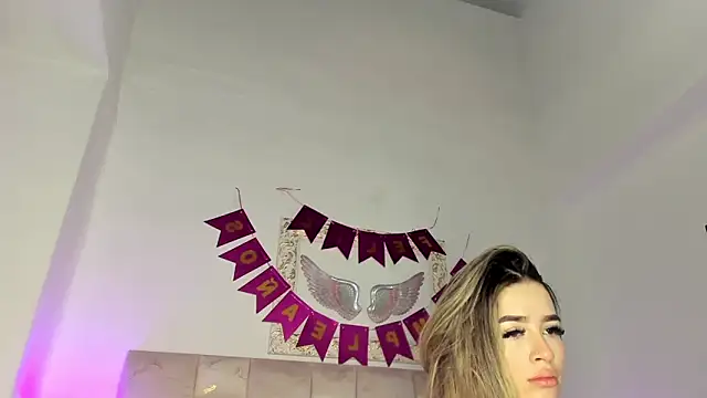 Snapshot of Lola_Blondie chatting on December 16, 2025, 12:31 pm Lola Blondie online show from December 16, 2025, 12:31 pm