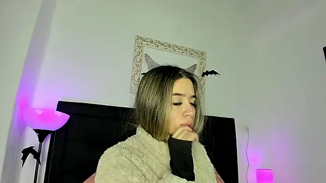 Snapshot of Lola_Blondie chatting on November 4, 2025, 12:31 pm Lola Blondie online show from November 4, 2025, 12:31 pm