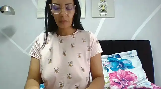 Snapshot of DaphneRosses chatting on March 19, 2025, 2:35 pm DaphneRosses online show from March 19, 2025, 2:35 pm