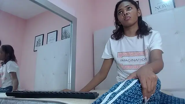 Snapshot of willow_smitt chatting on September 30, 2025, 12:33 pm willow smitt online show from September 30, 2025, 12:33 pm