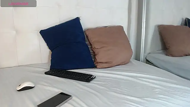 Snapshot of willow_smitt chatting on December 15, 2025, 12:22 pm willow smitt online show from December 15, 2025, 12:22 pm