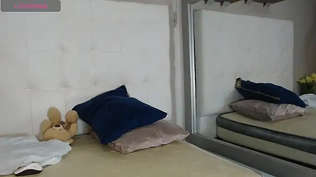 Snapshot of willow_smitt chatting on December 5, 2025, 12:59 pm willow smitt online show from December 5, 2025, 12:59 pm