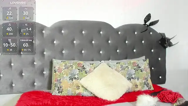 Lia Valmont online show from November 6, 2025, 2:10 pm