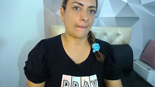 Snapshot of Milf-Prettyboobs chatting on January 6, 2026, 10:52 am Milf-Prettyboobs online show from January 6, 2026, 10:52 am