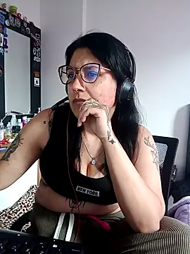 Snapshot of DaniPoison chatting on November 6, 2025, 8:13 pm DaniPoison online show from November 6, 2025, 8:13 pm