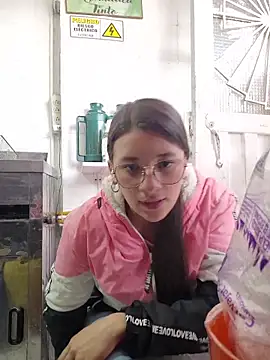 Snapshot of HOLY_DOLL chatting on October 23, 2025, 8:29 pm HOLY DOLL online show from October 23, 2025, 8:29 pm