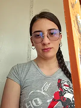 HOLY DOLL online show from December 5, 2025, 7:23 pm