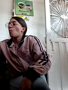 Snapshot of HOLY_DOLL chatting on September 12, 2025, 7:13 pm HOLY DOLL online show from September 12, 2025, 7:13 pm