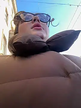 Snapshot of razdetta chatting on March 22, 2025, 12:35 pm razdetta online show from March 22, 2025, 12:35 pm