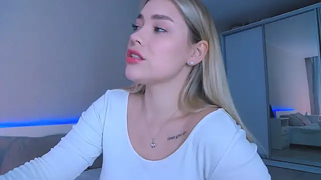 Snapshot of DIANAxxxDIAMOND chatting on October 15, 2025, 8:11 am DIANAxxxDIAMOND online show from October 15, 2025, 8:11 am