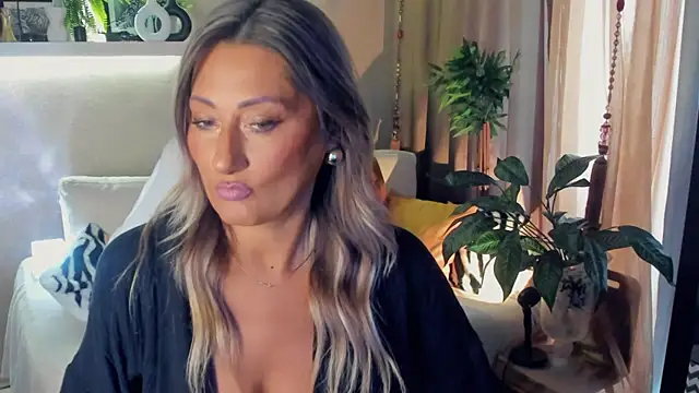 Snapshot of SarahAlluring chatting on July 18, 2026, 8:12 am SarahAlluring online show from July 18, 2026, 8:12 am