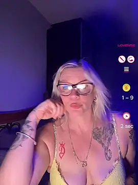 Snapshot of Curvy-Cleo chatting on July 14, 2026, 8:59 pm Curvy-Cleo online show from July 14, 2026, 8:59 pm