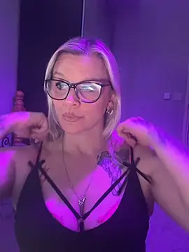 Snapshot of Curvy-Cleo chatting on April 18, 2026, 9:15 pm Curvy-Cleo online show from April 18, 2026, 9:15 pm