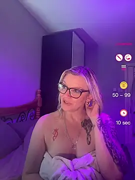 Snapshot of Curvy-Cleo chatting on May 6, 2026, 9:52 pm Curvy-Cleo online show from May 6, 2026, 9:52 pm