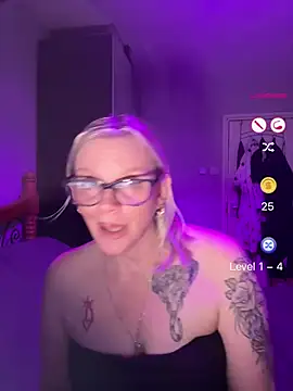 Snapshot of Curvy-Cleo chatting on June 23, 2026, 9:35 pm Curvy-Cleo online show from June 23, 2026, 9:35 pm