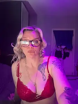 Snapshot of Curvy-Cleo chatting on April 19, 2026, 8:44 pm Curvy-Cleo online show from April 19, 2026, 8:44 pm