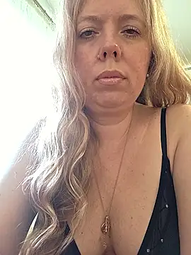 Irina3718 online show from May 25, 2026, 2:49 pm