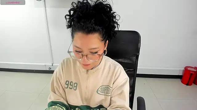 Snapshot of jenn_cg chatting on November 15, 2025, 10:03 pm jenn cg online show from November 15, 2025, 10:03 pm