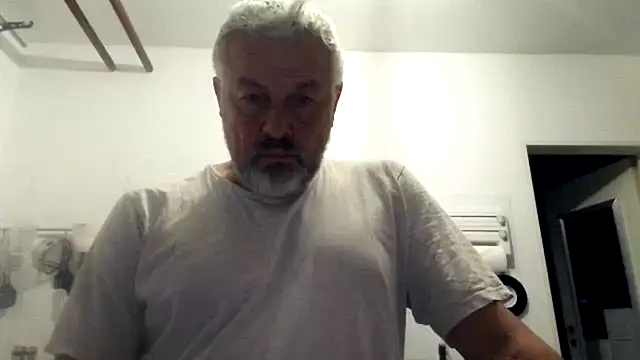 Snapshot of Berg_Boy chatting on October 22, 2025, 10:41 pm Berg Boy online show from October 22, 2025, 10:41 pm