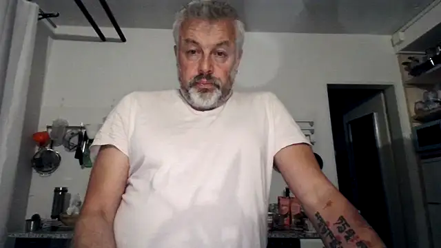 Snapshot of Berg_Boy chatting on October 18, 2025, 11:29 pm Berg Boy online show from October 18, 2025, 11:29 pm