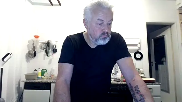 Snapshot of Berg_Boy chatting on November 18, 2025, 5:33 am Berg Boy online show from November 18, 2025, 5:33 am