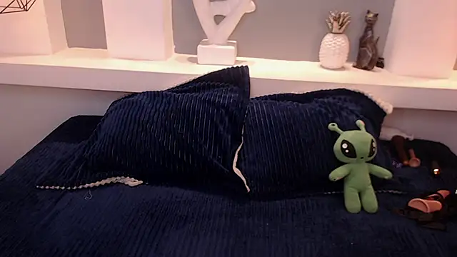 Snapshot of milu_w4llace chatting on November 26, 2025, 12:10 am milu w4llace online show from November 26, 2025, 12:10 am