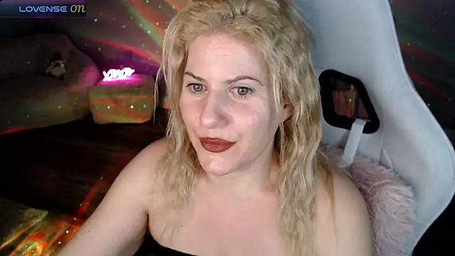 Snapshot of BellaStar84 chatting on January 13, 2026, 11:58 am BellaStar84 online show from January 13, 2026, 11:58 am