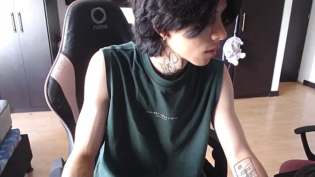 Snapshot of xIce_Boy chatting on December 15, 2025, 1:28 pm xIce Boy online show from December 15, 2025, 1:28 pm