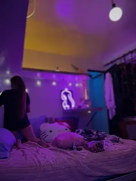 Snapshot of LoganPeny chatting on December 5, 2025, 7:40 am LoganPeny online show from December 5, 2025, 7:40 am