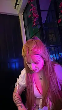 Snapshot of LoganPeny chatting on December 2, 2025, 7:21 am LoganPeny online show from December 2, 2025, 7:21 am