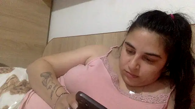 Veramaia online show from May 15, 2026, 7:01 pm