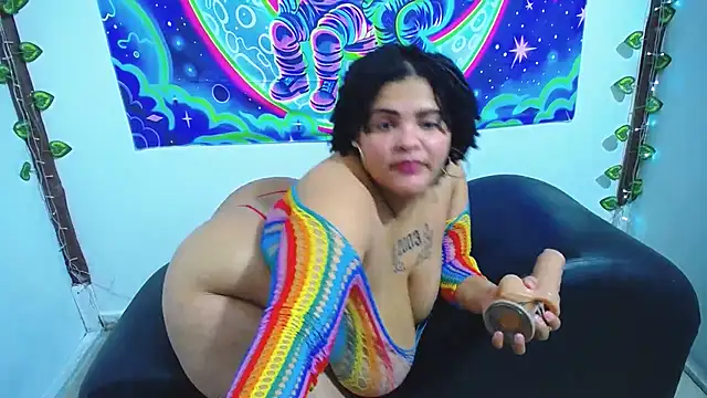 latina bigboos25 online show from November 27, 2025, 2:45 am