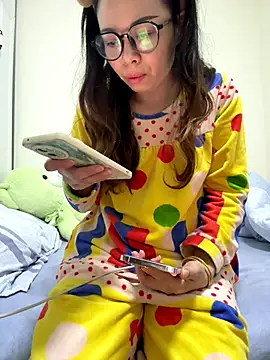 Snapshot of aa520uv chatting on October 27, 2025, 12:44 am aa520uv online show from October 27, 2025, 12:44 am